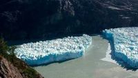 チリ／グレイ氷河が大規模分裂