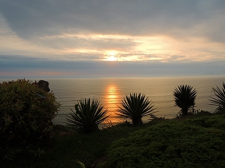 リマ：ミラフローレス<br>リマの海岸通りから夕日が沈む太平洋を望めます。出発まで最後のペルーをごゆっくり満喫ください。