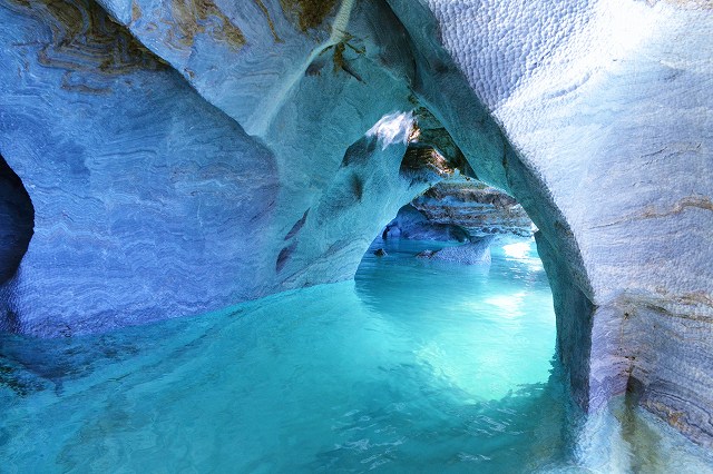 陽の光でターコイズブルーやエメラルドグリーンに見える洞窟はなんとも幻想的。