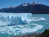白と青のコントラスト！大氷河を展望台からお楽しみください。大接近するボートツアー、ミニトレッキングもお勧め！