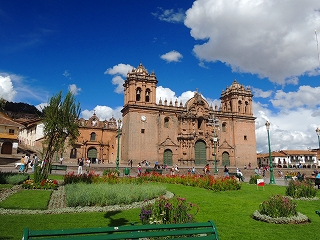 クスコ：アルマス広場<br>クスコはインカ帝国時代に繁栄した首都でケチュア語では「へそ」という意味です。空が美しいので絶好の写真スポットです。