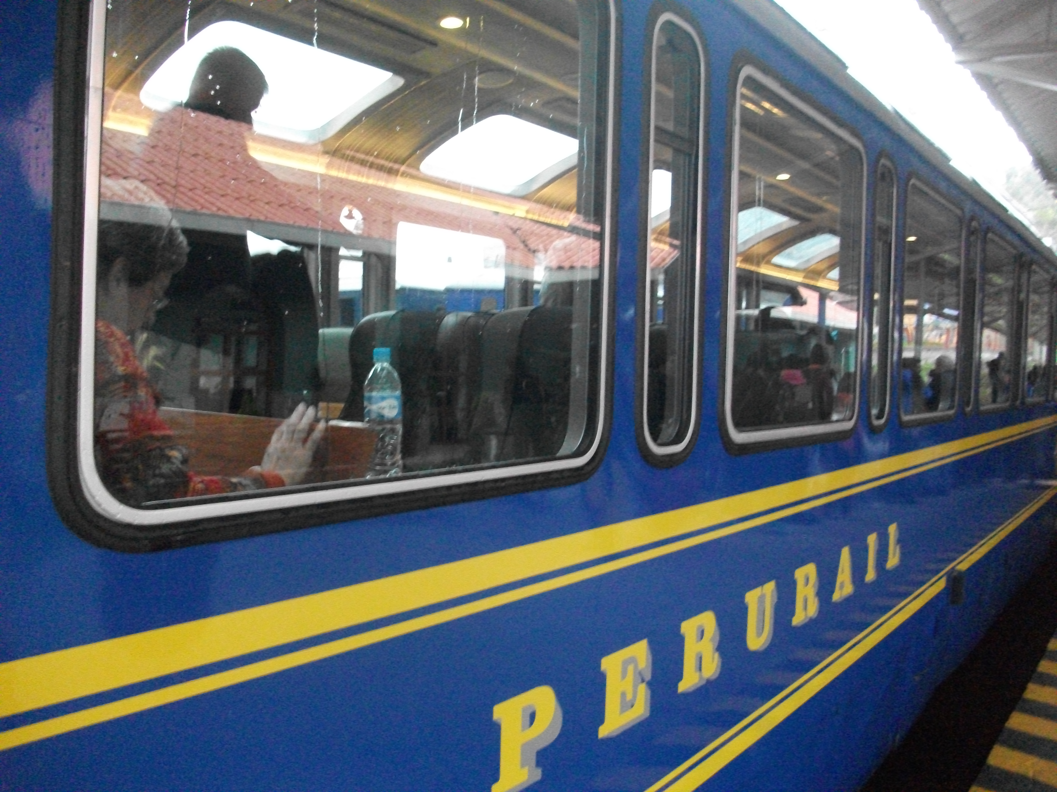 ペルーレイル<br>旅の気分を存分に演出してくれるペルーレイル列車にのって、いよいよマチュピチュへ続くインカトレッキングスタート地点へ出発です。