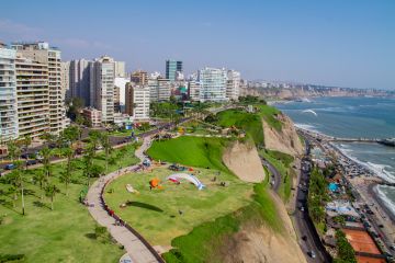 海岸沿いに位置するペルーの首都リマ。新鮮なシーフード料理が大人気！