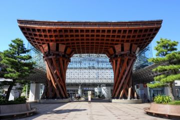 金沢駅のシンボル鼓門(つづみもん)<br>高さ13.7m伝統芸能である能楽・加賀宝生の鼓をイメージしています。