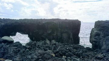 火山噴火の折の溶岩流が波で浸食された奇岩。かつてメガネ状になっていたが伊勢湾台風で片方だけになった。これも火山の島・三宅島の歴史。