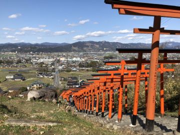 インスタ映えならやはり浮羽稲荷神社。山に沿って続く赤い鳥居を登ると、見晴らしのよい景色が広がるビュースポット。春は桜の名所としても知られています。
