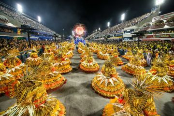 ★ブラジル　リオのカーニバルとイグアスの滝満喫　8日間　　（２０２７年）