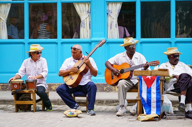 キューバの首都ハバナの路地に集うミュージシャン達
