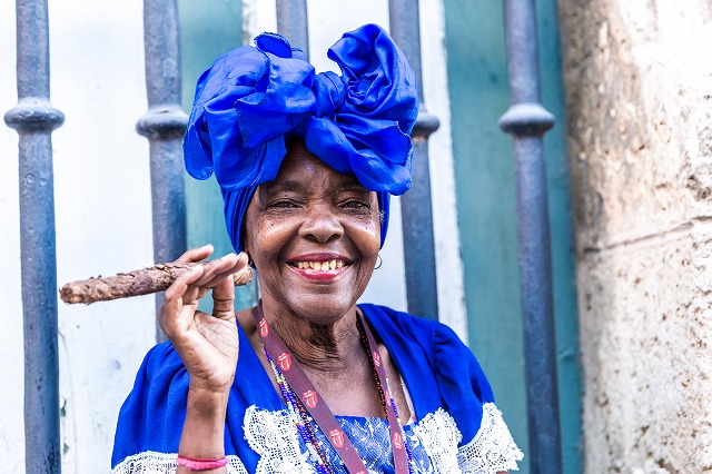 大きな葉巻を満喫するキューバのご婦人。この笑顔に人柄が現れます。