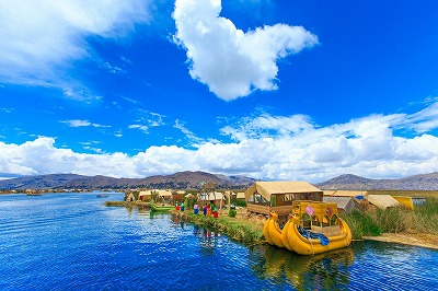 標高3,800ｍに位置し、宇宙にも届かんばかりのチチカカ湖。その静かに張り詰めた空気に触れてください。