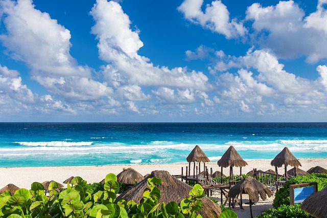 メキシコ、いやカリブ海地域を代表するビーチ・リゾート、カンクン。砂浜は真っ白に広がり、海と空の青を引き立てます。