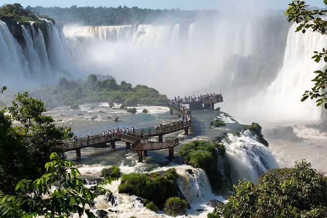 ブラジルとアルゼンチンに跨り流れ落ちる大瀑布イグアスの滝。その迫力は凄まじく、舞い上がる水しぶきは何キロも先まで届きます。