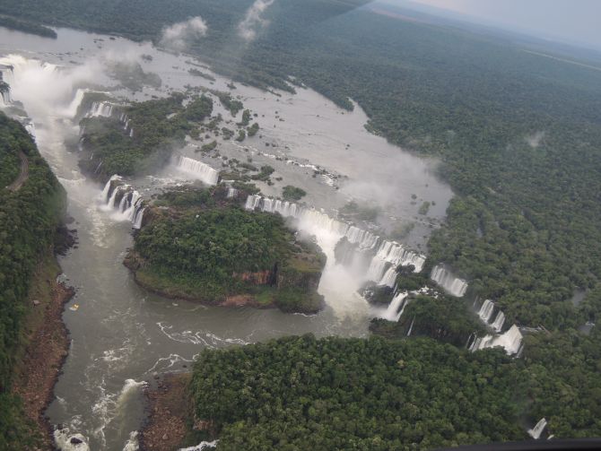 ブラジル・アルゼンチン両国からイグアスの滝をたっぷりと